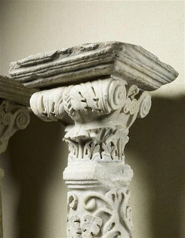 Colonne décorée de pampres et couronnée d'un chapiteau composite, avec base et tailloir, image 7/11