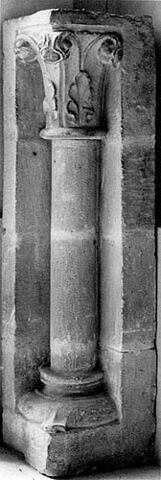 Chapiteau décoré de feuillage, colonnette engagée et base à griffes