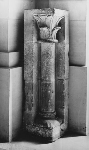 Chapiteau décoré de feuillage, colonnette engagée et base à griffes, image 1/1