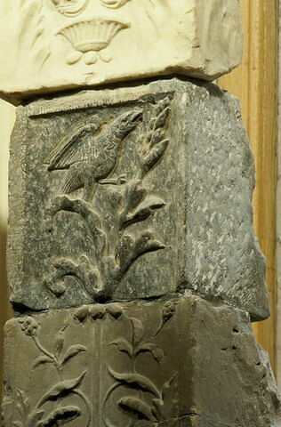 Fragment de pilastre décoré sur une face ornée d'oiseau posé sur un épi, image 1/1