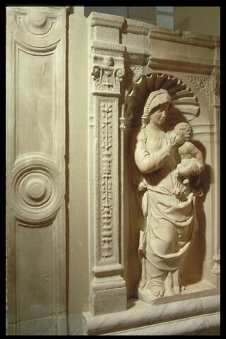 Petit pilastre avec un fragment d'arcature à gauche de la Vierge allaitant l'Enfant