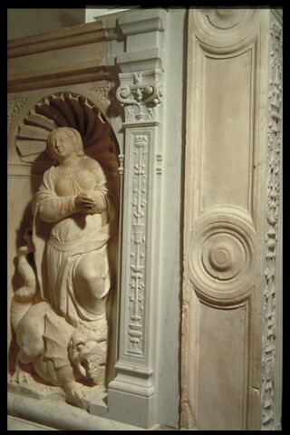 Petit pilastre de l'enfeu avec un fragment d'arcature à droite de sainte Marguerite