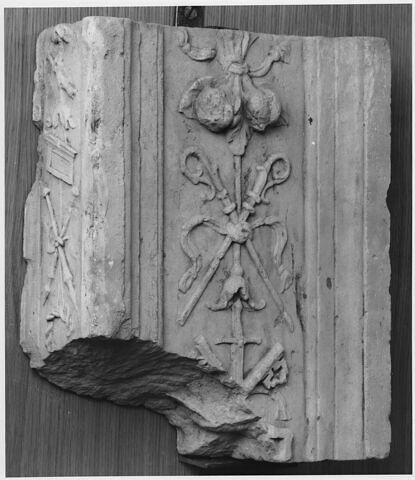Fragment de pilastre, décor de deux fruits, deux crosses et deux clefs entrecroisées, image 1/1