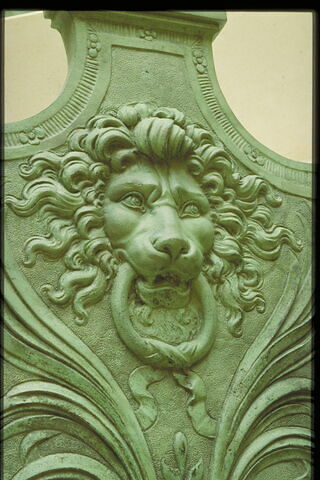 Bouclier orné d'un mufle de lion tenant un anneau et des palmes, image 2/2