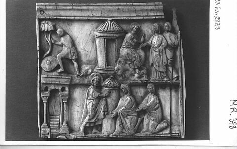 Fragment d'une plaque (?) : Saintes Femmes au tombeau ; Noli me tangere, image 10/11