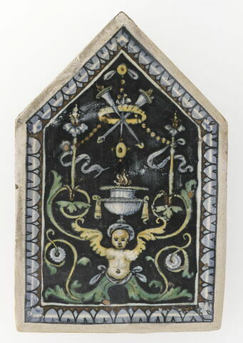 Carreau pentagonal (mattonella) : décor de grotesques sur fond noir, image 1/5
