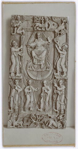 Plaque de reliure : le Christ dans le tétramorphe, entre les saints Pierre et Paul (Traditio Legis).