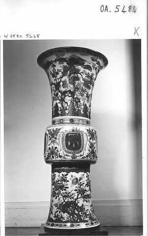 Vase cornet aux armes du duc d'Orléans d'une série de quatre (voir OA 5483, OA 5485 et OA 5486), image 1/1