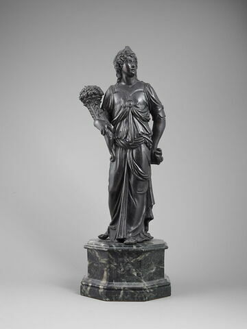Statuette : femme debout tenant une corne d'abondance