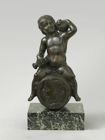 Fontaine : Bacchus enfant assis sur un tonneau dont le devant est orné d'une épreuve de la médaille de Caracalla par Boldù