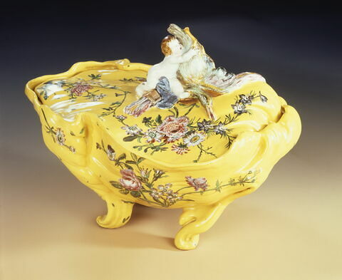 Terrine et son plateau à décor polychrome sur fond jaune, image 10/10
