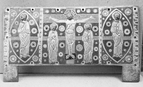 Plaque de châsse : Crucifixion entre deux apôtres, image 2/2