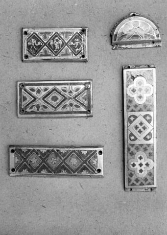 Petite plaque rectangulaire : trois losanges et de deux demi-losanges d'émail blanc inscrivant une petite rosette réservée, image 3/4