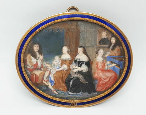 Miniature ovale dans un cadre en laiton doré et émaillé : famille de Louis XIV dans un intérieur