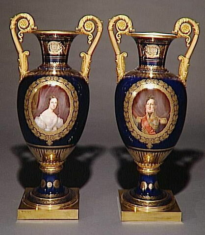 Paire de vases "oeuf" avec les portraits de Louis-Philippe et de la princesse Clémentine