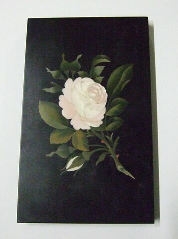 Plaque rectangulaire ornée d'une rose en mosaique de marbres polychromes
Marbre noir.