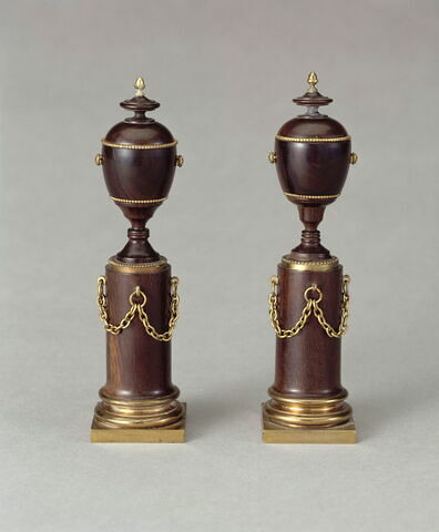 Urne, d'une paire de vases dits "séditieux" (Louis XVI), avec OA 11834 (Marie-Antoinette)