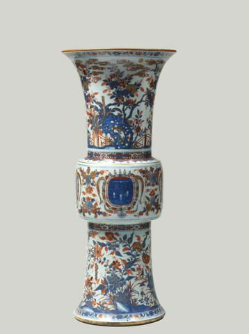 Vase cornet aux armes du duc d'Orléans d'une série de quatre (voir OA 5483, OA 5484 et OA 5485), image 2/5