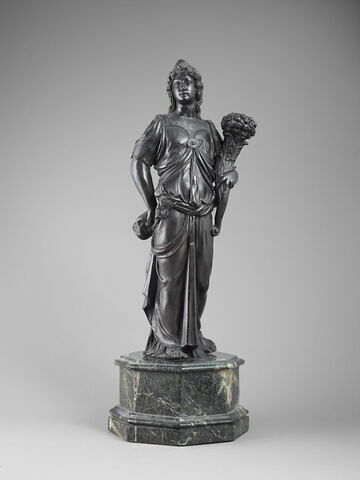 Statuette : femme debout tenant une corne d'abondance
