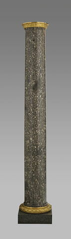 Colonne de granit gris, montée en bronze doré