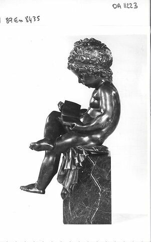 Statuette : Enfant lisant, image 2/5