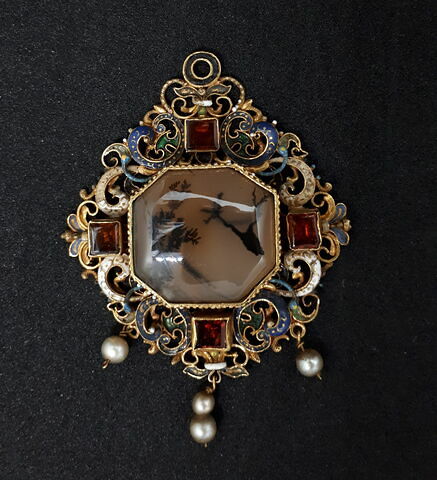 Pendentif en or émaillé, cabochon octogonal en agate herborisée et perles