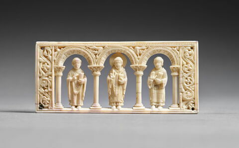 Plaque provenant d'un autel portatif : saint Denis entre les saints Rustique et Eleuthère, image 3/10