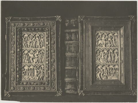 Manuscrit de Denis l'Aréopagite, recouvert d'une reliure sertissant deux feuillets d'un diptyque de la Passion, image 18/18