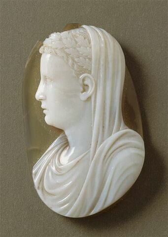 Camée : tête de prince voilé et couronné de feuilles ou tête d'Agrippine?, image 1/1