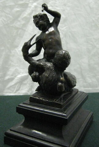 Statuette : satyre enfant chevauchant un cygne, image 1/1