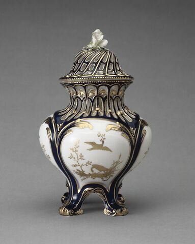 Vase pot-pourri "à jours" en première grandeur, à fond bleu lapis, d'une garniture de trois pots-pourris (OA 11969 à OA 11971)