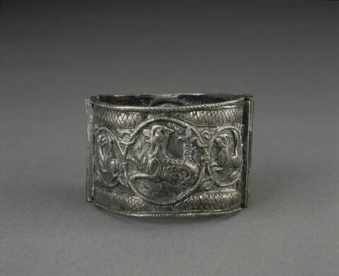 Bracelet à décor de cavaliers et de griffons d'un ensemble de trois bracelets (OA 8200 à OA 8202), image 2/4