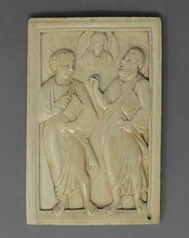 Diptyque ou plaque de reliure : deux apôtres entourant un médaillon du Christ (voir OA 3850 bis). Jeu de tric-trac au revers