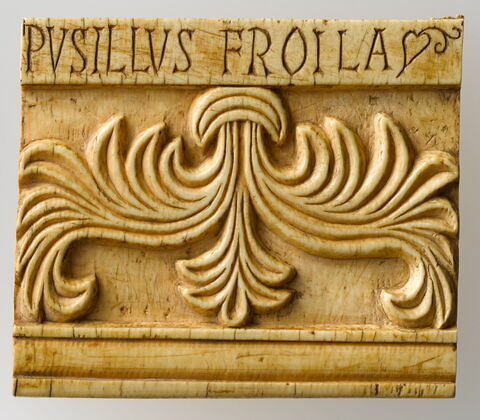 Fragment de plaque inscrite à décor de palmettes stylisées : Pusillus Froila, image 1/5