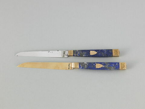 Paire de couteaux à dessert à manche en lapis-lazuli, à lame d'or pour l'un et d'acier pour l'autre, image 1/6