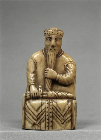 Pièce d'échecs : roi trônant se tenant la barbe, image 4/4