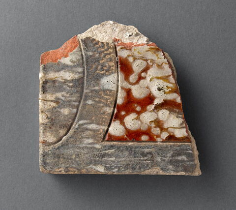 Fragment de plaque :  décor jaspé