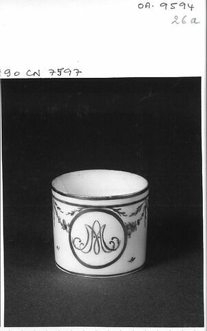 Pot à pommade, d'une paire (OA 9594 26 C), faiant partie du nécessaire de Marie-Antoinette, image 3/6