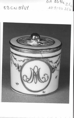 Pot à pommade, d'une paire (OA 9594 AB), faisant partie du nécessaire de Marie-Antoinette, image 2/2