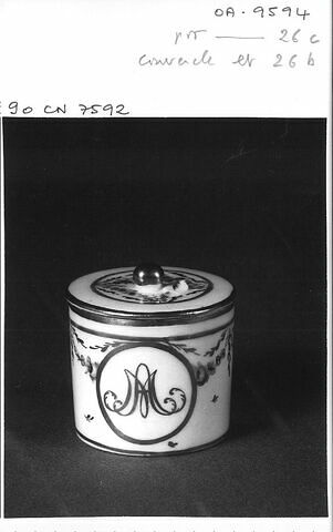 Pot à pommade, d'une paire (OA 9594 AB), faisant partie du nécessaire de Marie-Antoinette