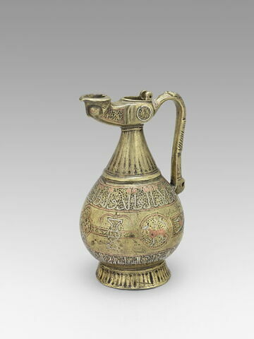 Aiguière aux vases fleuris et inscription animée (Lampe à huile en forme d'aiguière), image 2/12