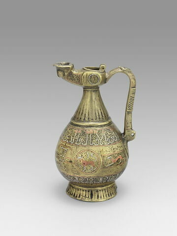 Aiguière aux vases fleuris et inscription animée (Lampe à huile en forme d'aiguière), image 4/12