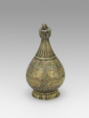 Aiguière aux vases fleuris et inscription animée (Lampe à huile en forme d'aiguière), image 5/12
