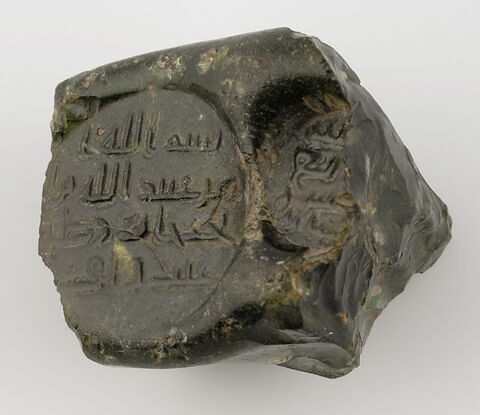 Fragment d'un poids annulaire de deux ratls de viande au nom de 'Ubayd Allah bn al-Habhab, image 1/1