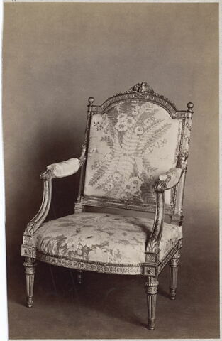 Fragments anciens et modernes de la garniture des fauteuils de la chambre de Marie-Antoinette à Saint-Cloud : soie à fleurs et fougères
