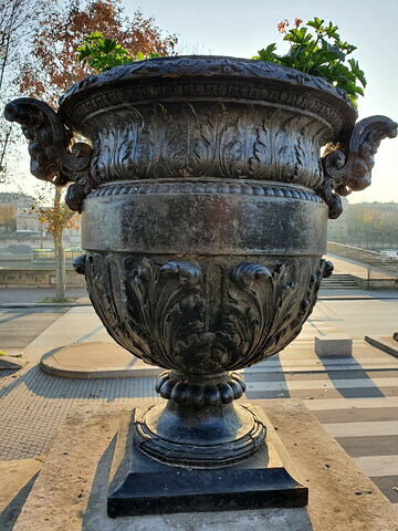 Vase aux anses formées d'un protomé de lion
