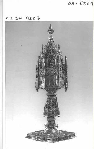 Reliquaire ou réserve eucharistique en forme de sanctuaire gothique au pied polylobé, image 1/5