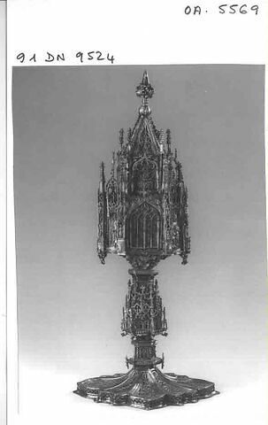 Reliquaire ou réserve eucharistique en forme de sanctuaire gothique au pied polylobé, image 2/5