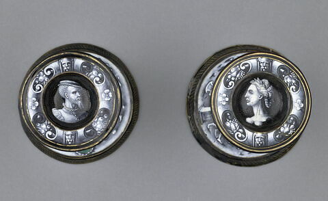 Salière ronde armoriée en grisaille illustrant les travaux d'Hercule, d'une paire avec RFML.OA.2022.2.5.2, image 3/9