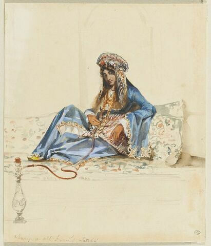 Femme turque à demie-étendue sur un divan et fumant le narguilé